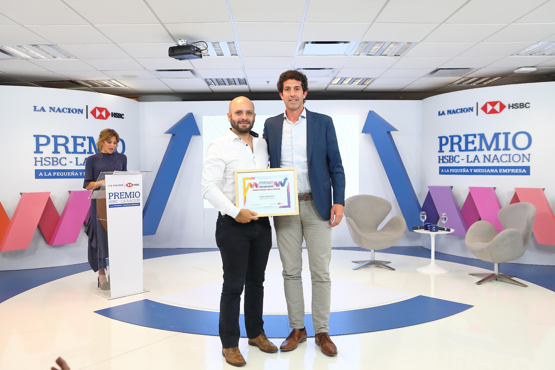 Martin Zuker receiving the HSBC – La Nación Innovation in Retail award for Foster Nutrition